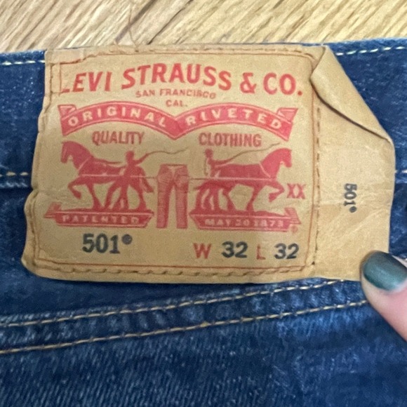 Levi Strauss Co 501 Button Fly Dark Wash Denim Jeans Women's W32 L32 Raw Hem - Picture 6 of 6